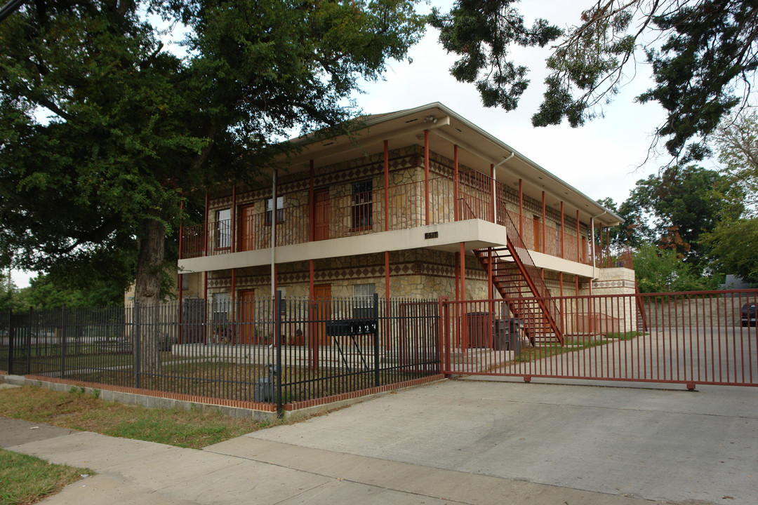 4517 Munger Ave in Dallas, TX - Building Photo