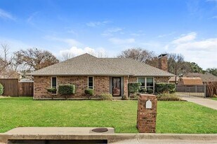 2002 Harwell St in Grapevine, TX - Building Photo