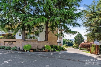 1350 Vidal St in White Rock, BC - Building Photo - Building Photo