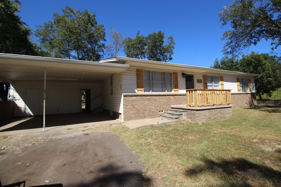 1610 W Frank St in Grand Saline, TX - Building Photo