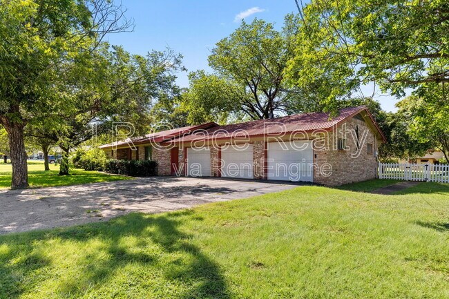 525 W 4th St in Crawford, TX - Foto de edificio - Building Photo