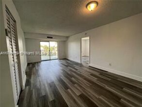 8260 SW 210th St, Unit # 220 in Cutler Bay, FL - Foto de edificio - Building Photo