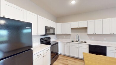 South Pointe Apartments in Council Bluffs, IA - Building Photo - Building Photo