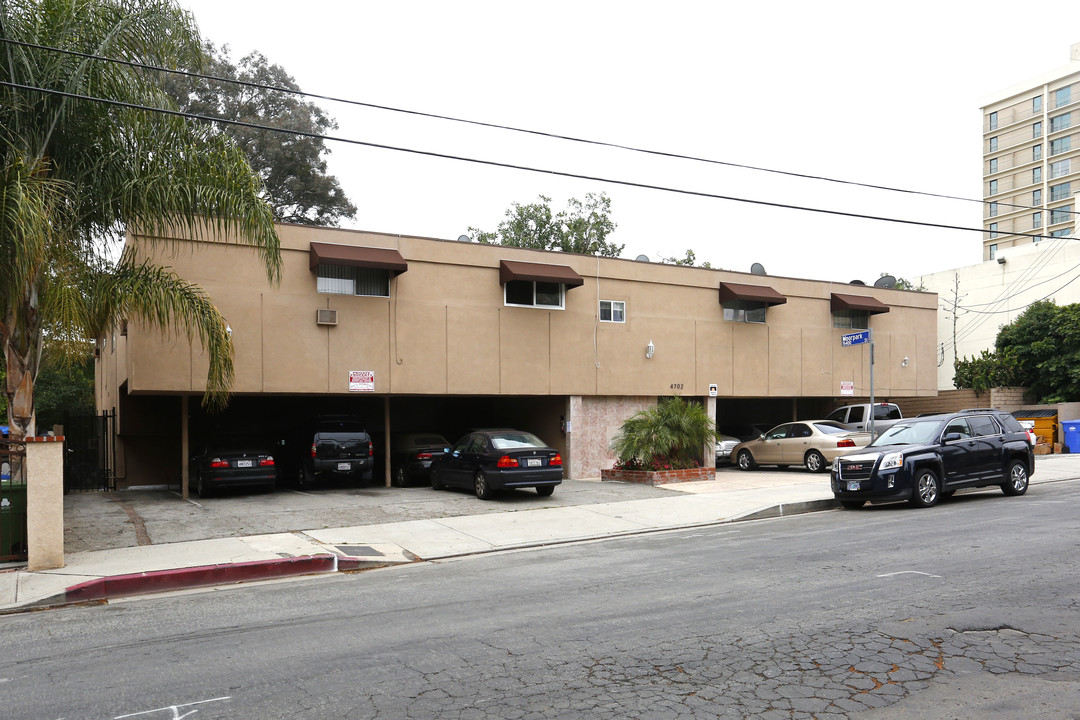 Hacienda De La Fuente in Sherman Oaks, CA - Building Photo