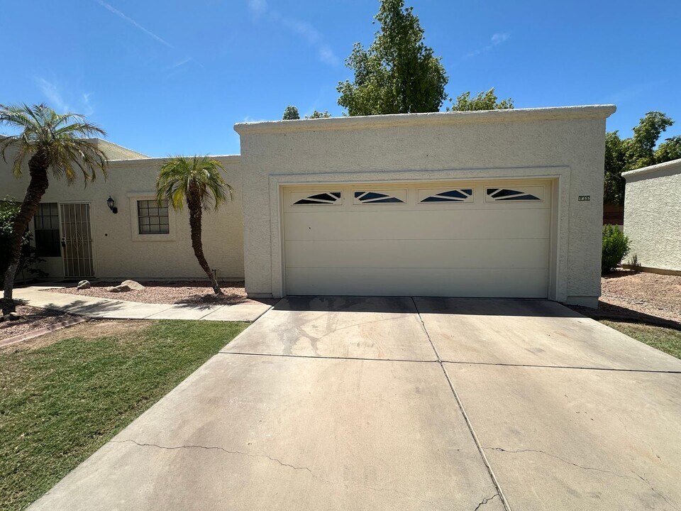 1855 E Sunburst Ln in Tempe, AZ - Building Photo