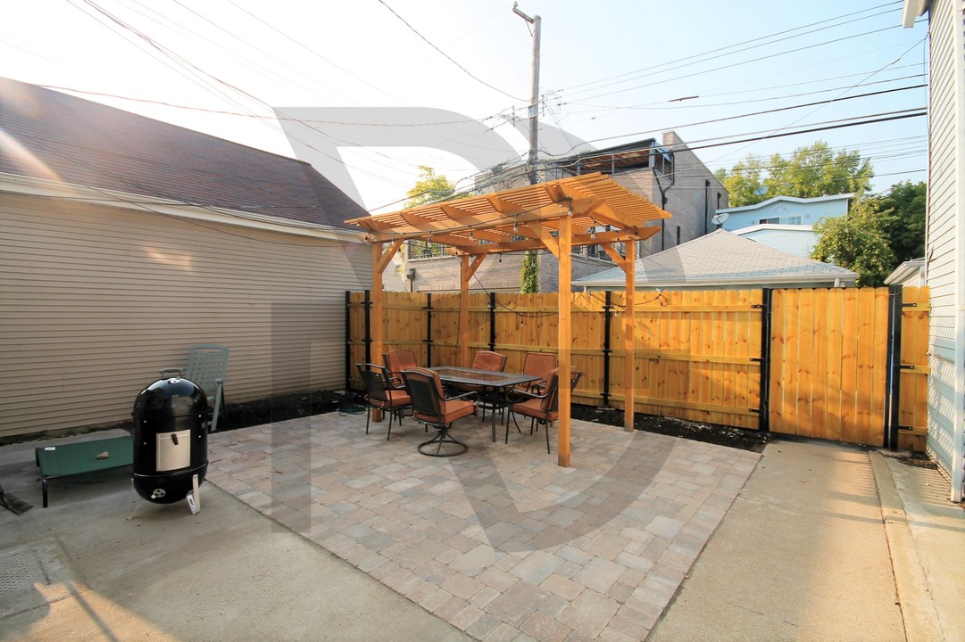 1520 W Melrose St in Chicago, IL - Building Photo