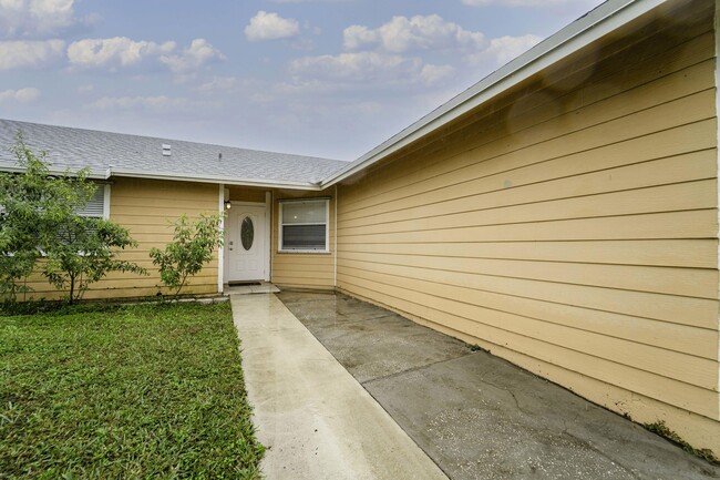 5161 El Claro Cir in West Palm Beach, FL - Building Photo - Building Photo