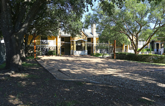 Point South and Bridgehollow in Austin, TX - Building Photo - Building Photo