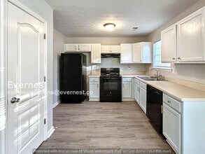 6888 Smoke Ridge Dr in College Park, GA - Foto de edificio - Building Photo