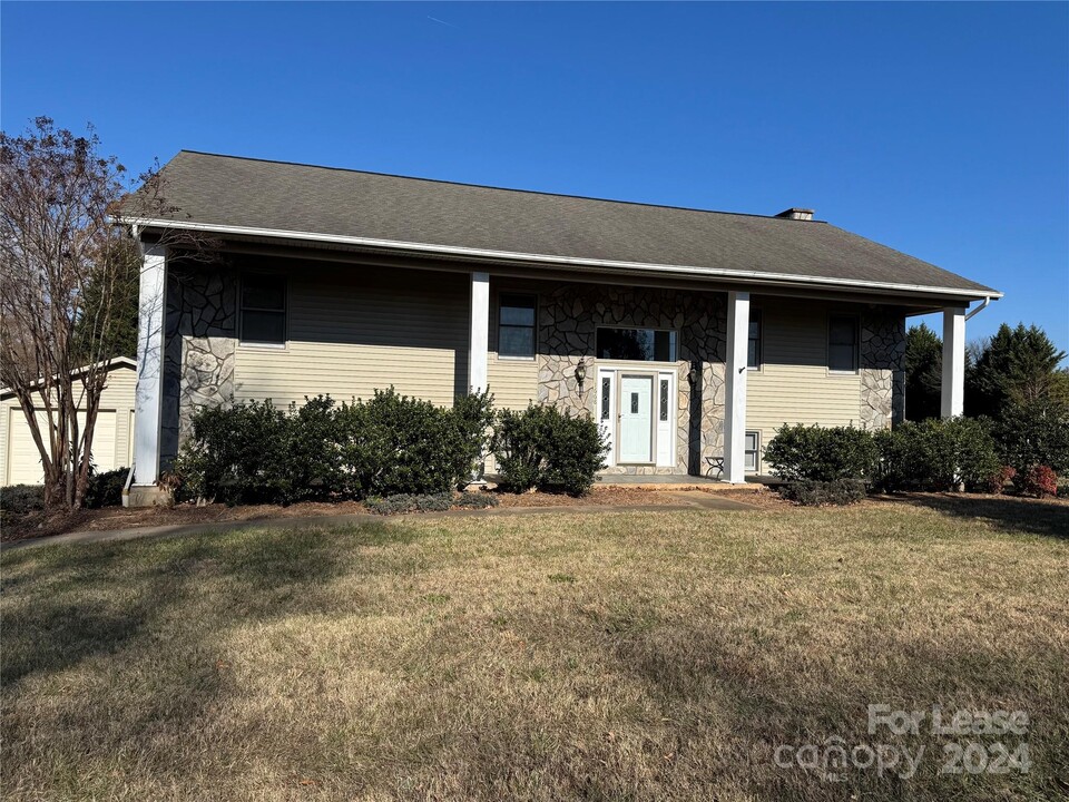 1668 Dakota Dr in Hudson, NC - Building Photo