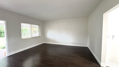 11105 NE 9th Ave in Biscayne Park, FL - Foto de edificio - Building Photo