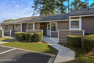 8329 Derbyshire Pl in Jacksonville, FL - Building Photo