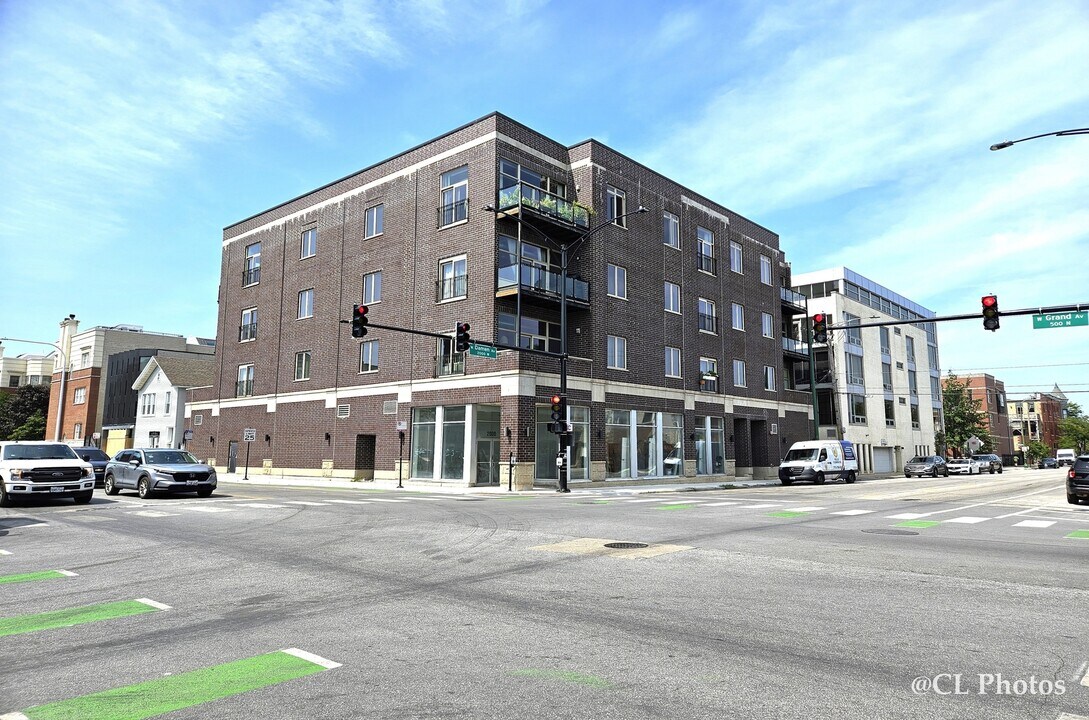 500 N Damen Ave in Chicago, IL - Building Photo