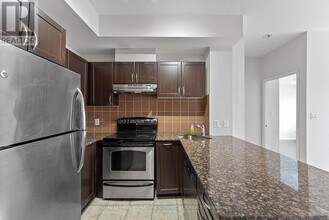 3865 Lake Shore Blvd W in Toronto, ON - Building Photo - Building Photo