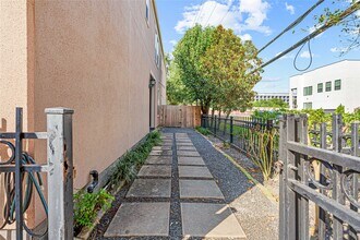 112 White Dr in Bellaire, TX - Building Photo - Building Photo