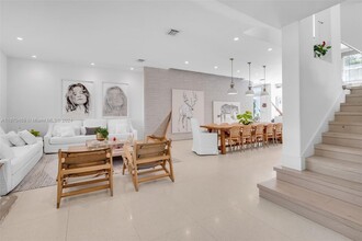298 W McIntyre St in Key Biscayne, FL - Foto de edificio - Building Photo
