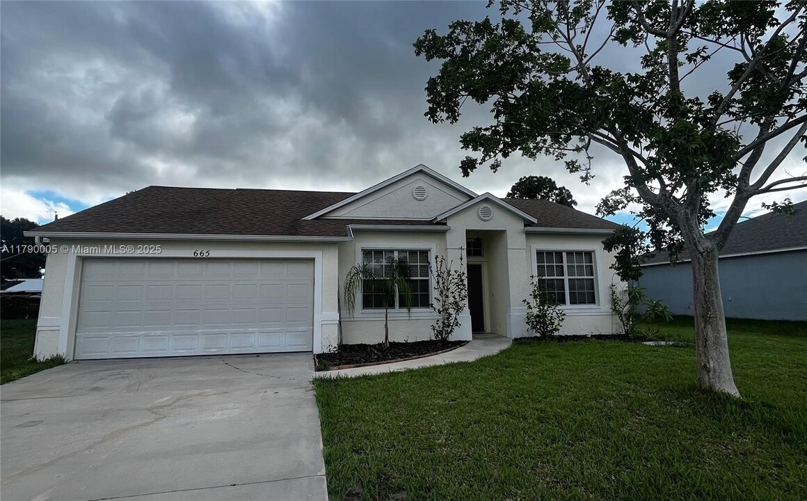 665 NE Horizon Ln in Port St. Lucie, FL - Building Photo