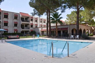 White Acres in El Paso, TX - Foto de edificio - Building Photo