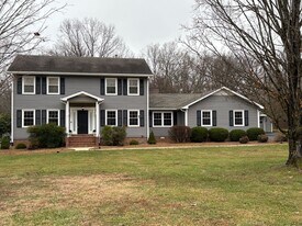 703 12 Oaks Rd in Tullahoma, TN - Building Photo