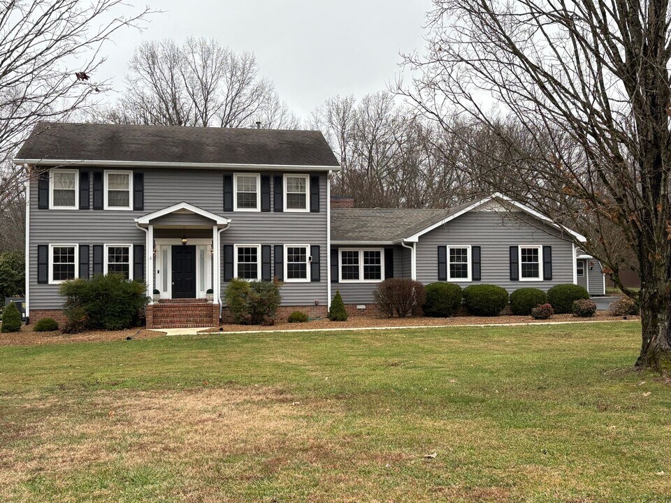 703 12 Oaks Rd in Tullahoma, TN - Building Photo
