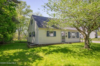 10 Bailey Ave in Latham, NY - Building Photo - Building Photo
