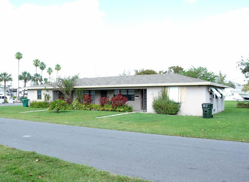 103 NE 3rd St in Dania Beach, FL - Building Photo