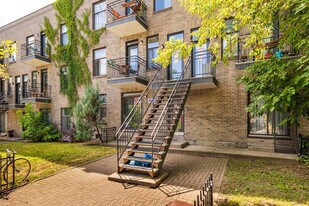 4838 Saint-Urbain Rue in Montréal, QC - Building Photo