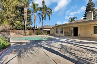 7213 Cafe Rouge Dr in Bakersfield, CA - Foto de edificio - Building Photo