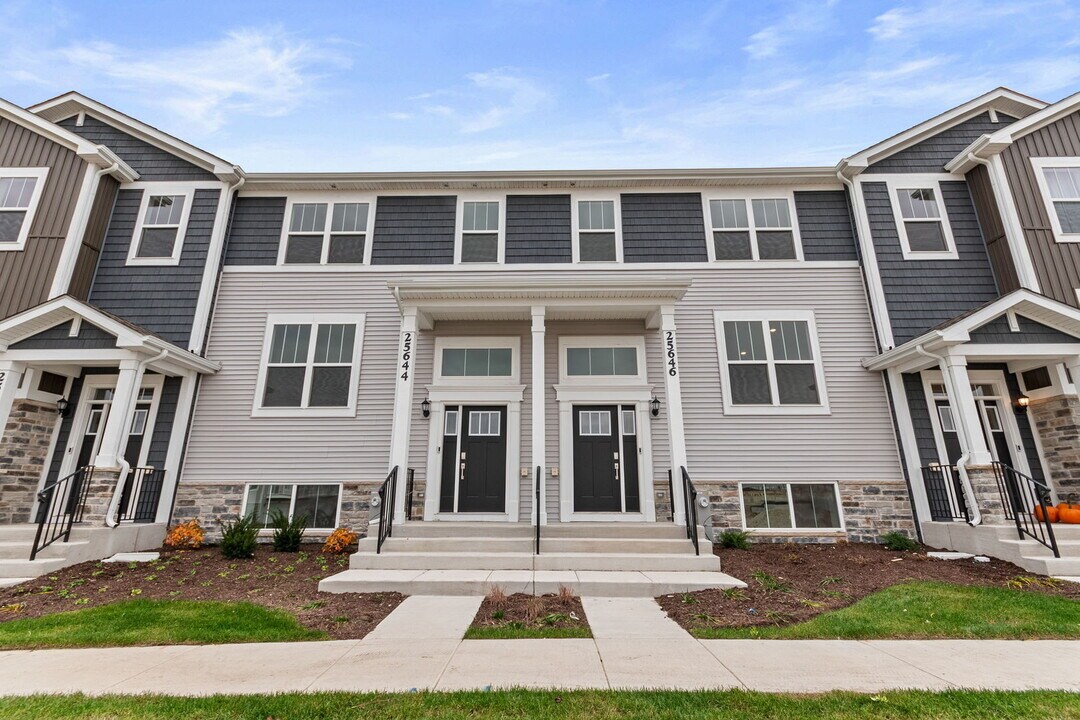 25644 W Yorkshire Dr in Plainfield, IL - Building Photo