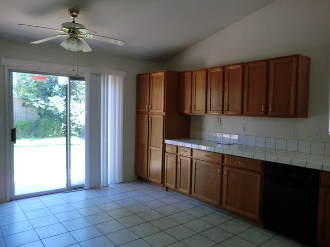 4911 Shadow Stone St in Bakersfield, CA - Building Photo - Building Photo