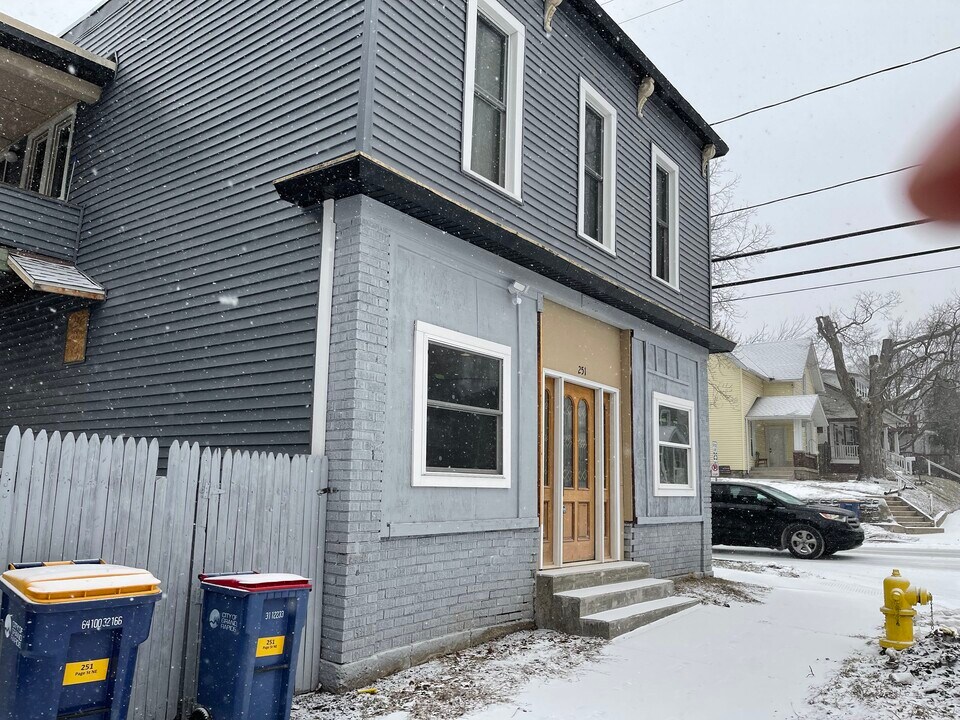 251 Page St NE, Unit 251 Page Street - Lower in Grand Rapids, MI - Foto de edificio