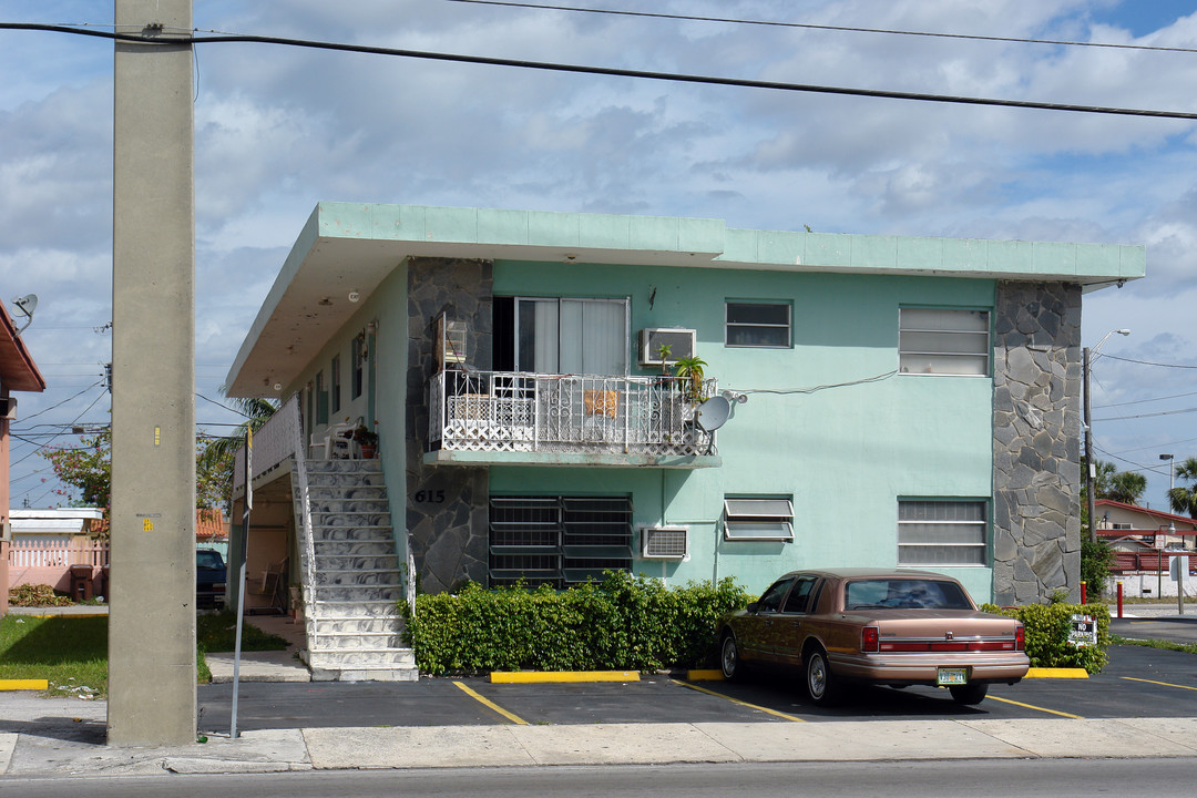 615 W 29th St in Hialeah, FL - Building Photo