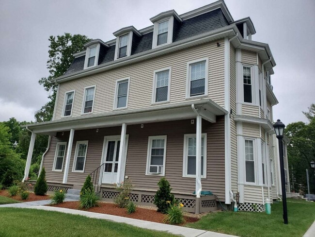 40 Depot St, Unit 3 in Douglas, MA - Foto de edificio - Building Photo