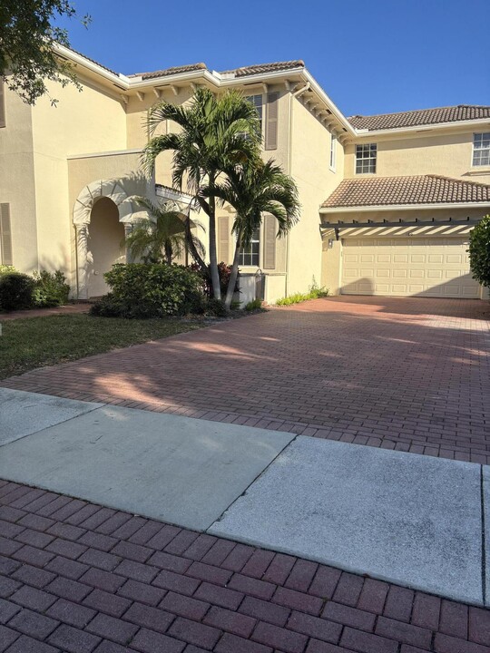 180 Via Catalunha in Jupiter, FL - Building Photo