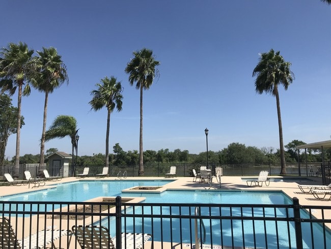 La Herencia Apartments in Mercedes, TX - Foto de edificio - Building Photo