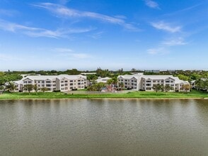 2841 N Oakland Forest Dr, Unit 211 in Oakland Park, FL - Foto de edificio - Building Photo