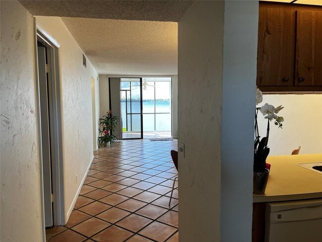 111 Lake Emerald Dr in Oakland Park, FL - Building Photo - Building Photo