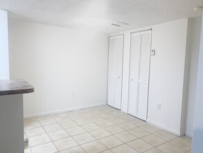 7215 179th NW St, Unit 206 in Hialeah, FL - Building Photo - Building Photo