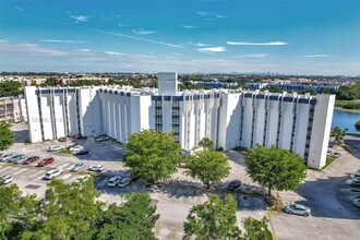 9682 Fontainebleau Blvd in Miami, FL - Foto de edificio - Building Photo