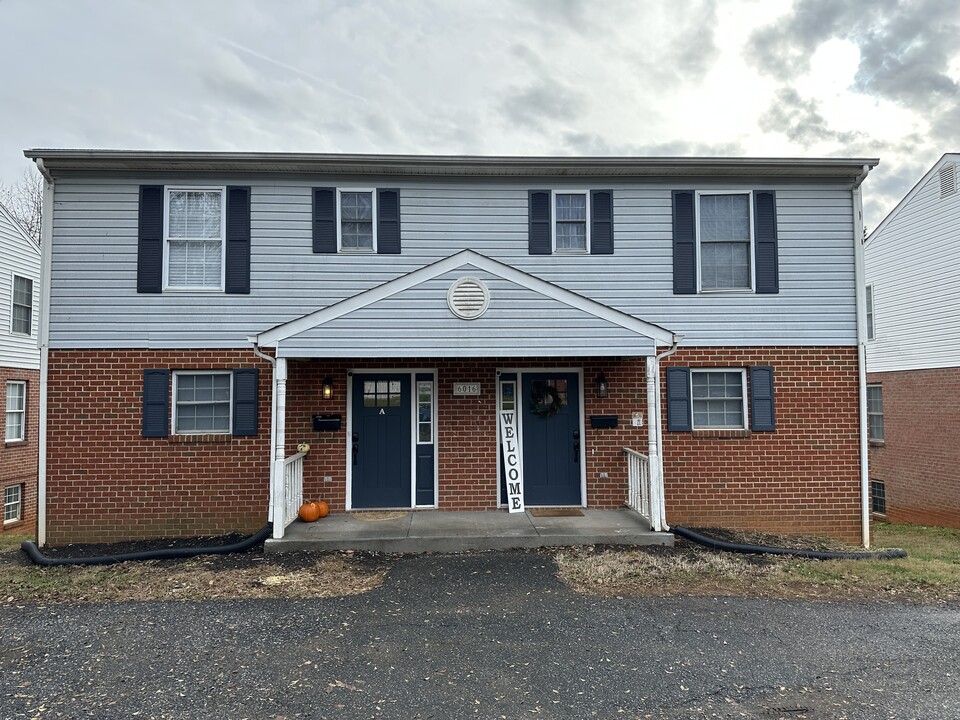 6016 Igloe Dr in Lynchburg, VA - Foto de edificio