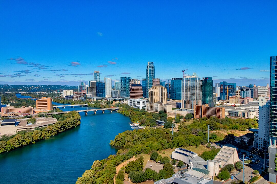 Windsor on the Lake in Austin, TX - Foto de edificio