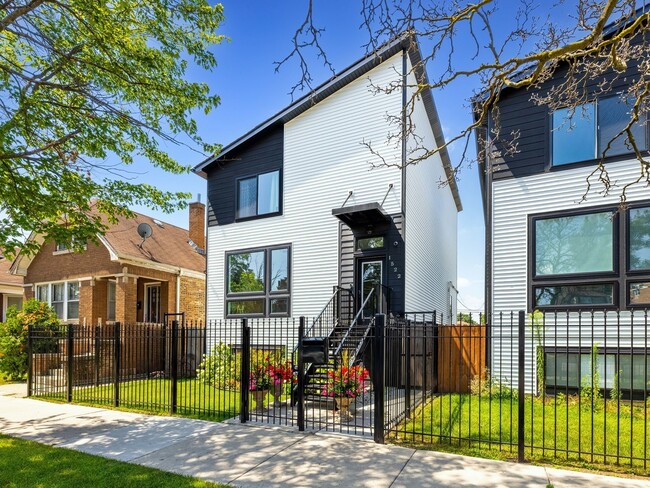 property at 1522 N Leamington Ave