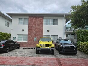 6905 Bay Dr, Unit 16 in Miami, FL - Foto de edificio - Building Photo