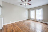 516 W Gray St photo'