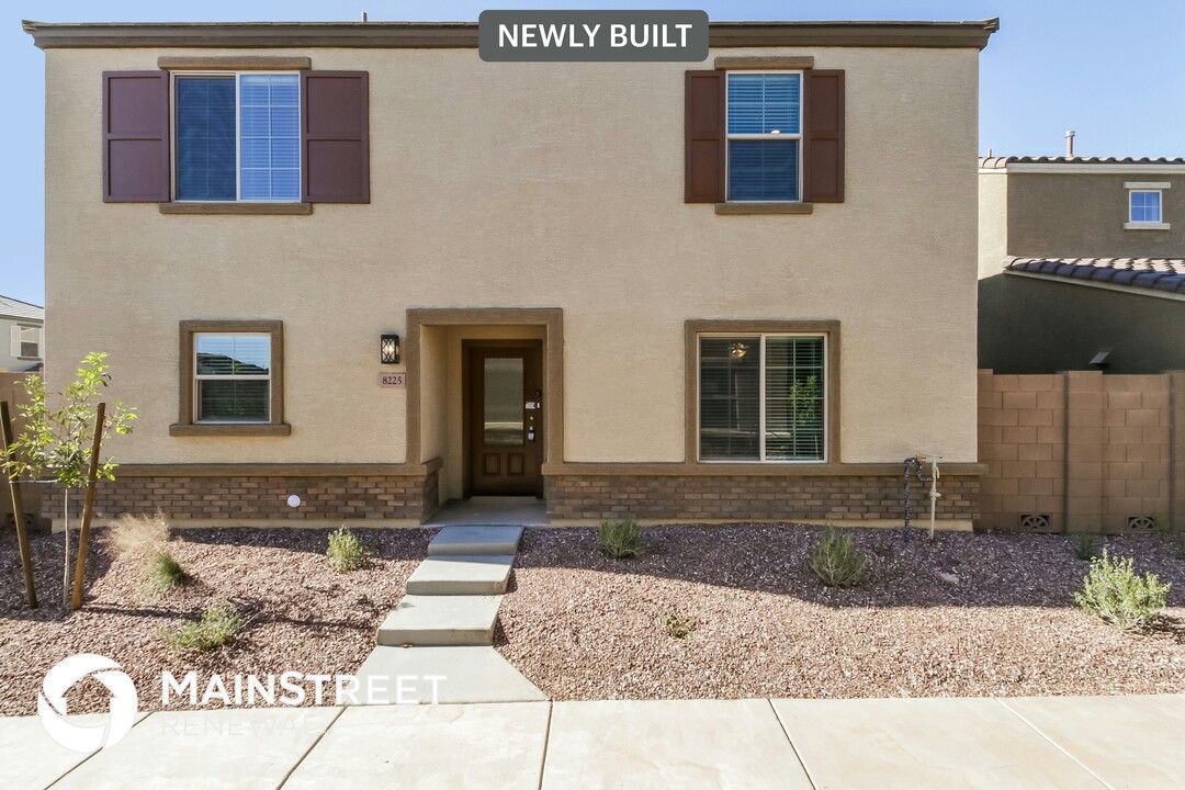 8225 W Albeniz Pl in Phoenix, AZ - Building Photo