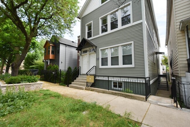 1736 W Altgeld St, Unit CH