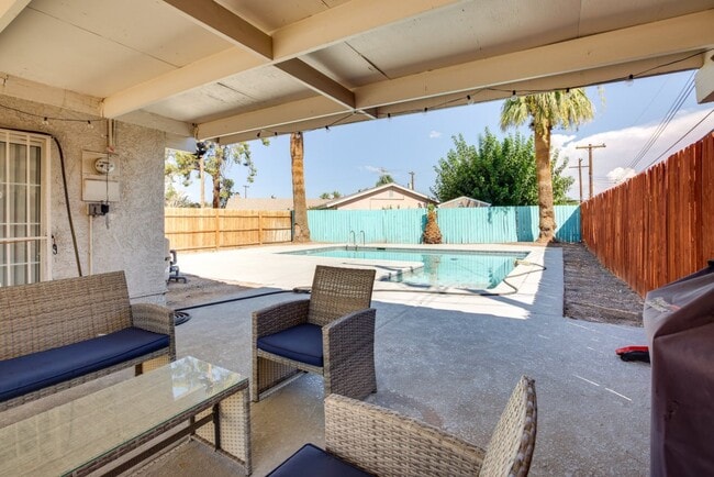 2405 Arenas St in Las Vegas, NV - Building Photo - Building Photo