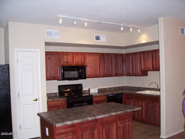 18250 N Cave Creek Rd-Unit -167 in Phoenix, AZ - Foto de edificio - Building Photo