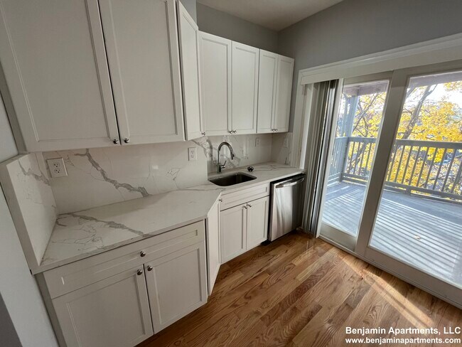 141 Oxford St, Unit 6 in Cambridge, MA - Foto de edificio - Building Photo