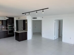 540 Brickell Key Dr in Miami, FL - Building Photo - Building Photo